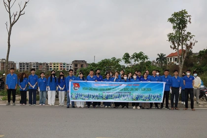 Tuổi trẻ phường Hạc Thành ra quân dọn vệ sinh môi trường “Ngày chủ nhật xanh”